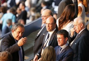 4651123_6_5707_michel-platini-et-manuel-valls-samedi-soir-a_f064183807cc0da2edf52aa2566f845b