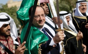 7768382098_francois-hollande-un-sabre-a-la-main-lors-d-une-visite-en-arabie-saoudite-le-30-decembre-2013