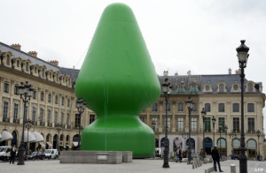 A picture taken on October 15, 2014 shows a 25 meters high inflatable sculpture by US artist Paul McCarthy on the Place Vendome in Paris, as part of the 41st edition of the FIAC Art Fair scheduled from October 23 to 26. AFP PHOTO/BERTRAND GUAY RESTRICTED TO EDITORIAL USE, MANDATORY MENTION OF THE ARTIST UPON PUBLICATION, TO ILLUSTRATE THE EVENT AS SPECIFIED IN THE CAPTION