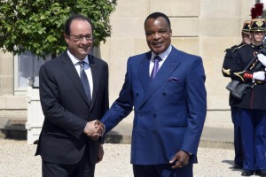 French President Francois Hollande (L) shakes hands with his Congolese counterpart Denis Sassou-Nguesso as he welcomes him at the Elysee Palace in Paris on July 7, 2015. Hollande received Sassou-Nguesso ahead of controversial reforms being discussed later this week that would allow the 72-year-old to change the constitution to run for another term in 2016 after 30 years in power. AFP PHOTO / DOMINIQUE FAGET