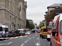 Police and firefighter vehicles are parked near Paris prefecture de police (police headquarters) on October 3, 2019 after four officers were killed in a knife attack. - A knife attacker was shot dead after killing four officers at police headquarters in the historical centre of Paris on October 3, sources told AFP. (Photo by Martin BUREAU / AFP)
