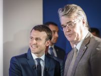 Emmanuel Macron, candidat du mouvement En Marche ! à la Présidence de la République, ici à l'issue d'une conférence de presse, dans son QG de campagne. Ici aux côtés de Jean-Paul Delevoye, président de la commission d'investiture d'En Marche !.