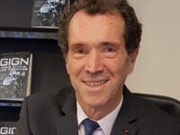 TAISEZ-VOUS, PROUTEAU ! (Cédric de Valfrancisque)