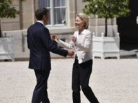 ©Julien de Rosa/EPA/MAXPPP - epa07735344 French President Emmanuel Macron welcomes President-elect of the European Commission Ursula von der Leyen, upon herarrival for a lunch at the Elysee Palace in Paris, France, 23 July 2019. Von der Leyen was approved by the European Parliament in a vote on 16 July 2019. EPA-EFE/Julien de Rosa