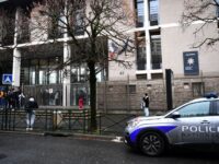 ÉCOLE : ENTRE COUPS DE COUTEAU ET UNIFORMES ( Pierre Duriot )