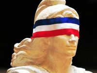 PHOTO CLAUDE PRIGENT / LE TELEGRAMME . MORLAIX (29) : Buste de Marianne , république , France , ruban tricolore sur les yeux , la république aveugle , bleu , blanc , rouge .