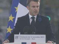 Paris, France, le 11 novembre 2023. Emmanuel Macron, le président de la République, a présidé les cérémonie du 11 novembre sous l'Arc de Triomphe, accompagné de sa première ministre Elisabeth Borne. Photo : LP / Olivier Corsan